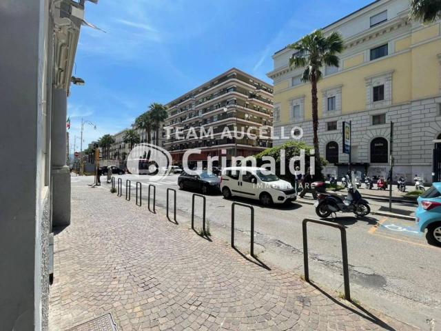 Palazzina commerciale in affitto a Salerno