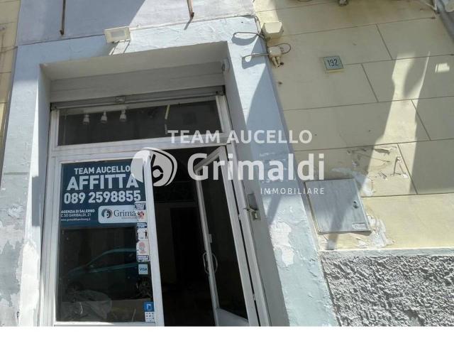 Palazzina commerciale in affitto a Salerno