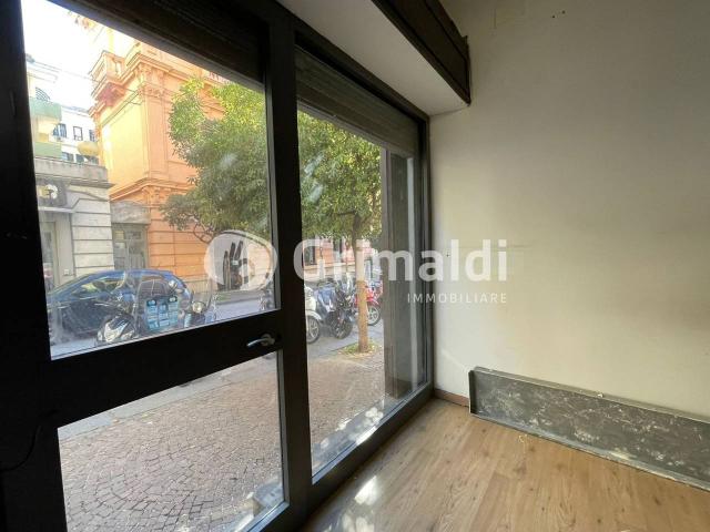 Palazzina commerciale in affitto a Salerno