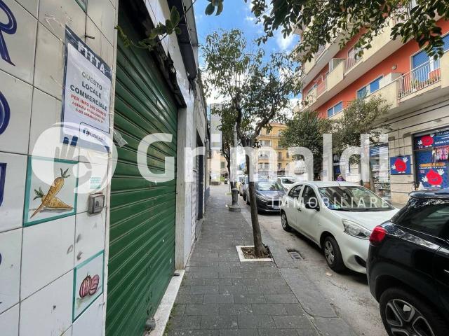 Palazzina commerciale in affitto a Salerno