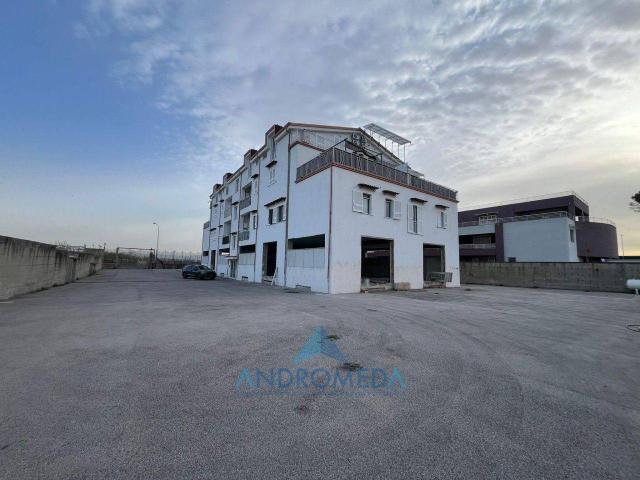 Palazzina commerciale in affitto a Sant'Antimo