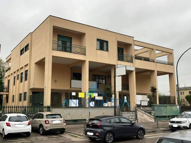 Palazzina commerciale in affitto a Saviano