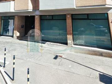 Palazzina commerciale in affitto a Siena