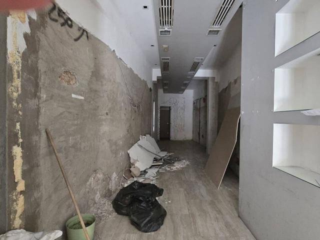 Palazzina commerciale in affitto a Siena