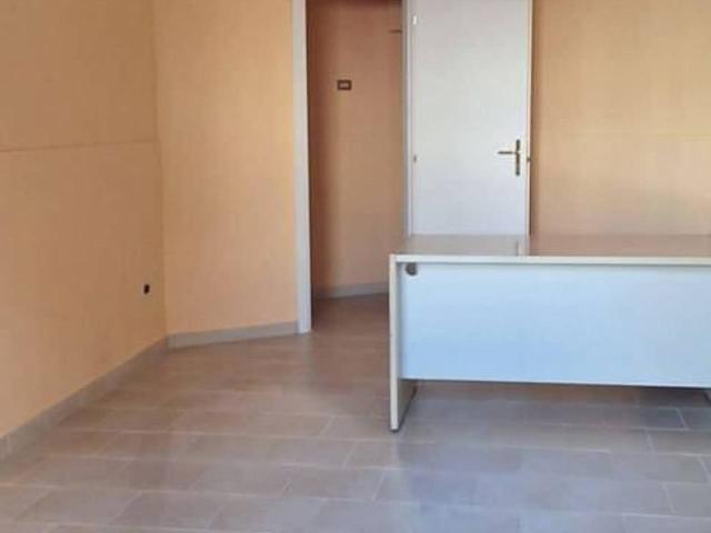 Palazzina commerciale in affitto a Trani