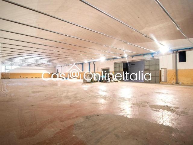Palazzina commerciale in affitto a Vaiano