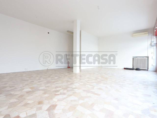 Palazzina commerciale in affitto a Vicenza