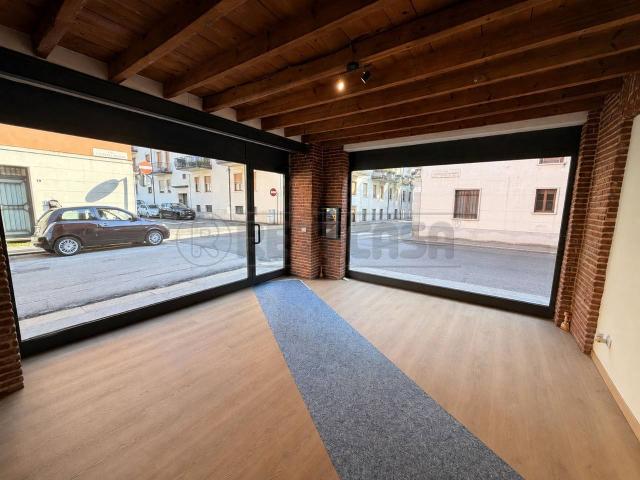 Palazzina commerciale in affitto a Vicenza