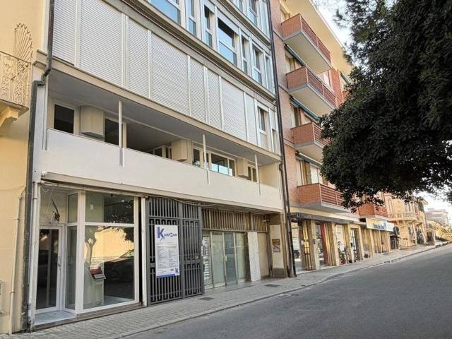 Palazzina commerciale in affitto a Viareggio