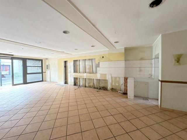 Palazzina commerciale in affitto a Viareggio