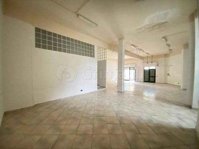 Palazzina commerciale in affitto a Villaricca