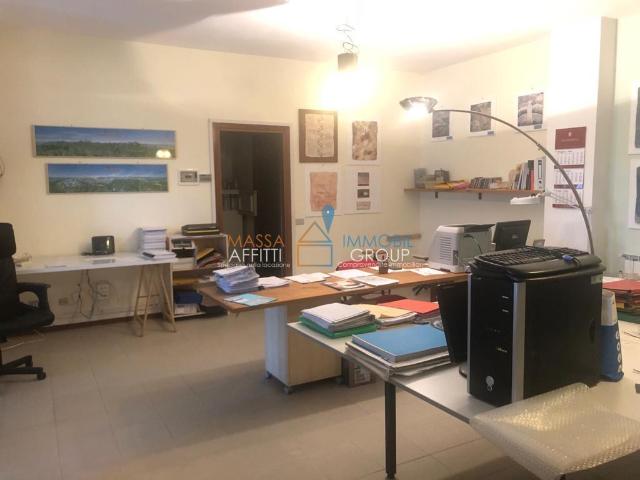 Palazzina commerciale in vendita a Massa