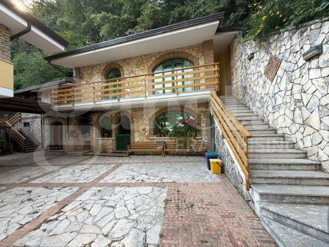 Palazzina commerciale in vendita a Mercogliano