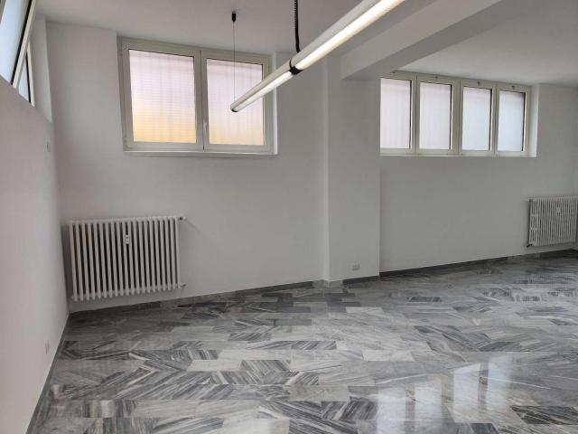 Palazzina commerciale in vendita a Milano