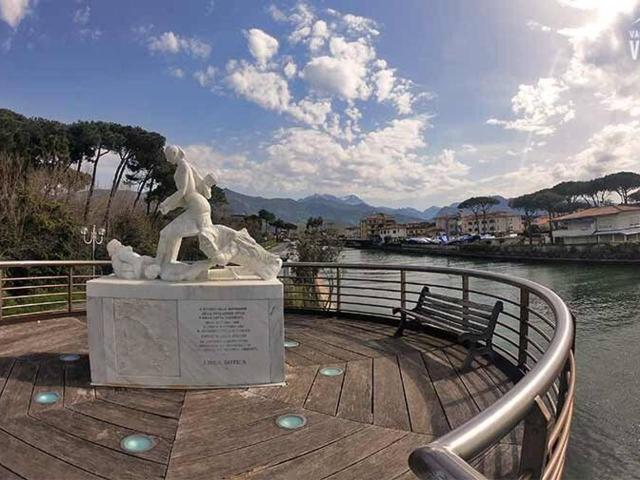 Palazzina commerciale in vendita a Montignoso