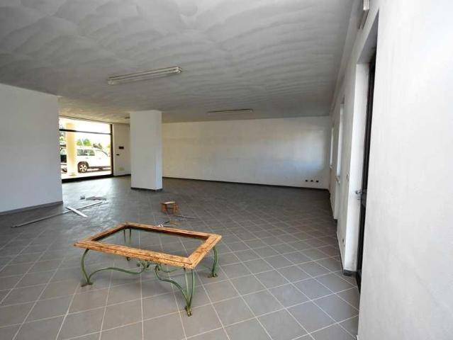 Palazzina commerciale in vendita a Montignoso
