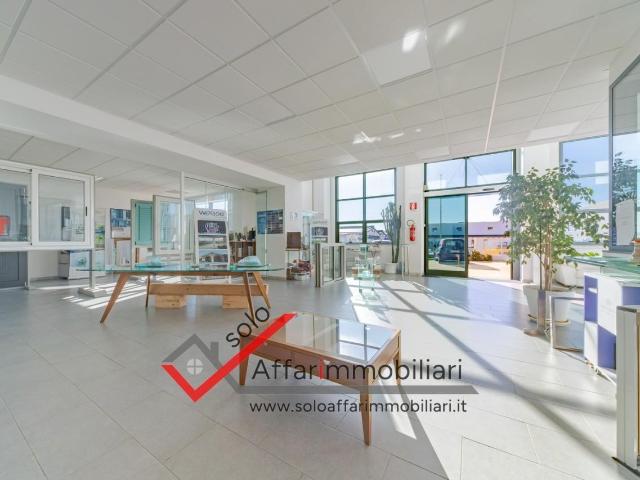 Palazzina commerciale in vendita a Olbia
