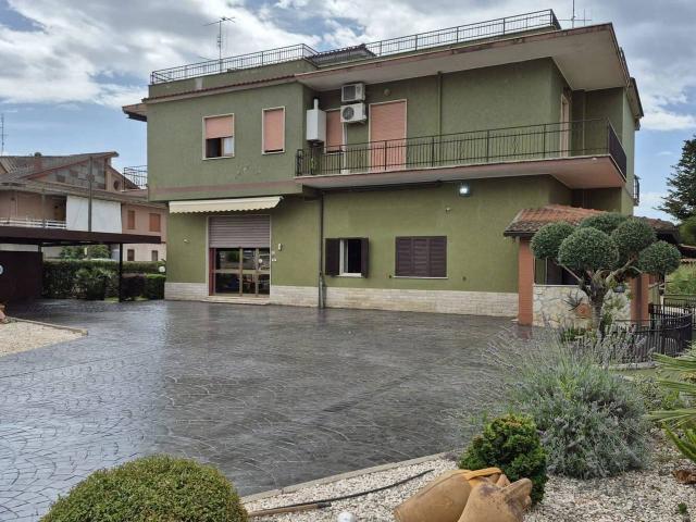 Palazzina commerciale in vendita a Aprilia