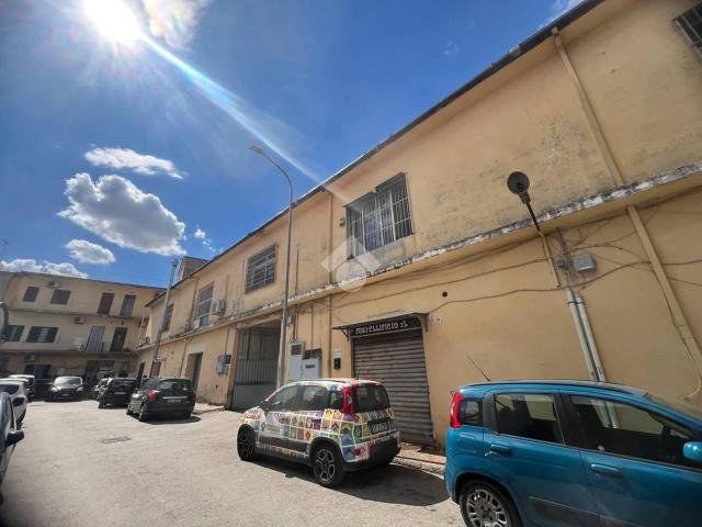Palazzina commerciale in vendita a Arzano