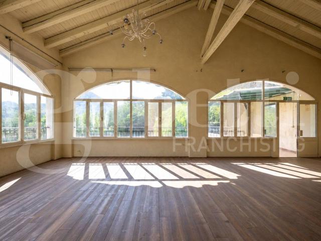 Palazzina commerciale in vendita a Baone