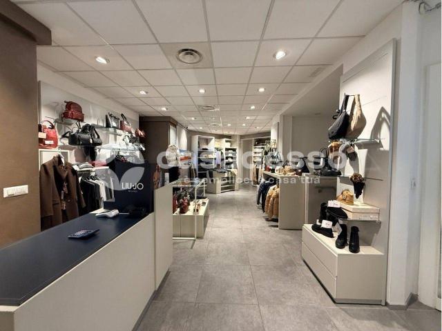 Palazzina commerciale in vendita a Borgosesia