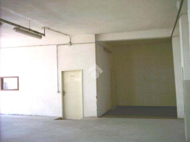 Palazzina commerciale in vendita a Calderara Di Reno