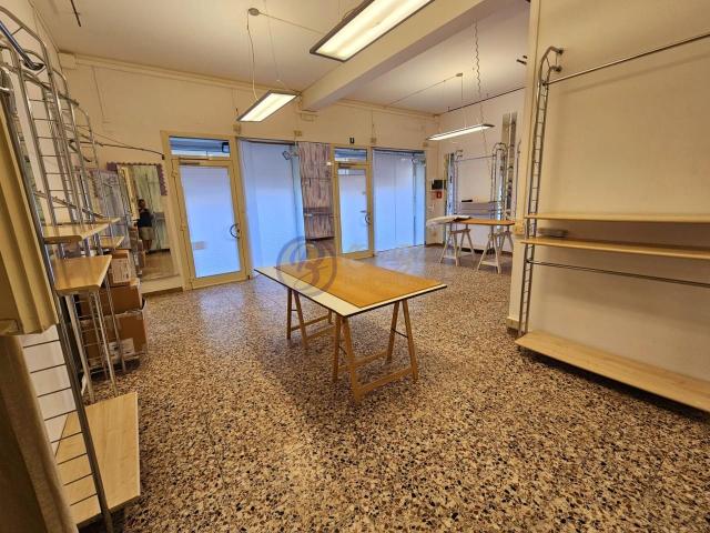 Palazzina commerciale in vendita a Camaiore