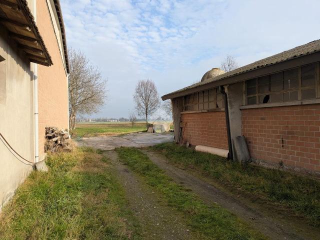 Palazzina commerciale in vendita a Campegine