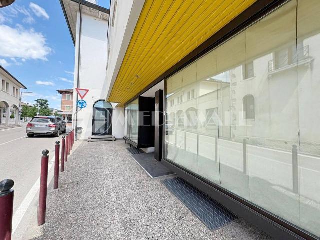 Palazzina commerciale in vendita a Caneva