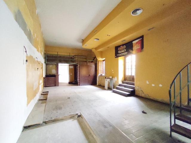 Palazzina commerciale in vendita a Caserta