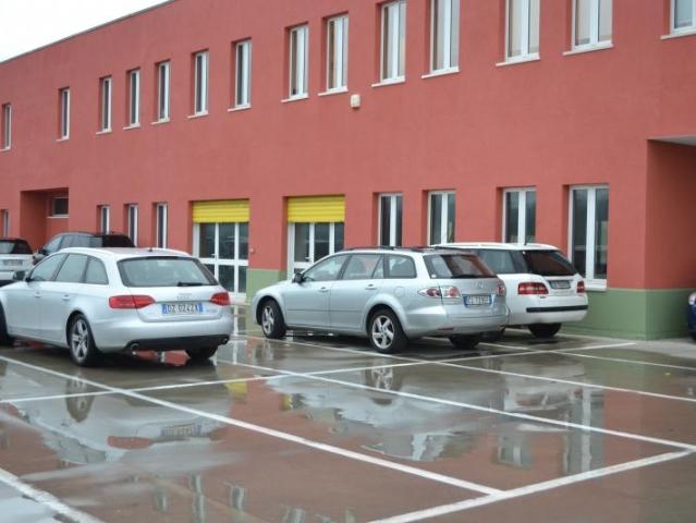 Palazzina commerciale in vendita a Cisano Sul Neva