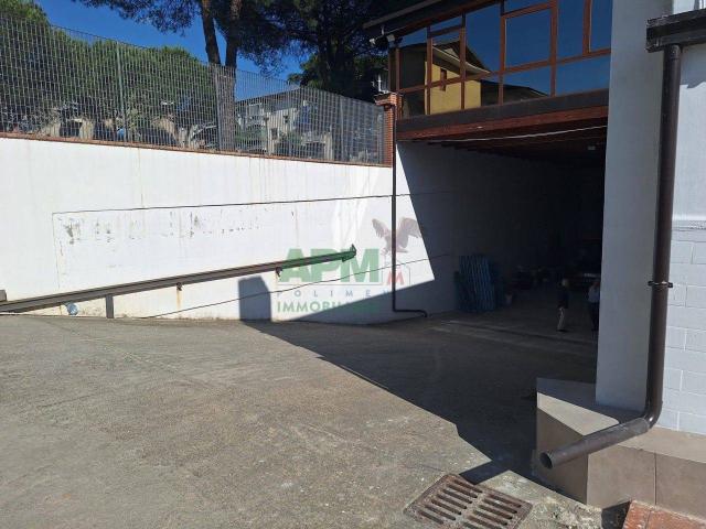 Palazzina commerciale in vendita a Cosenza