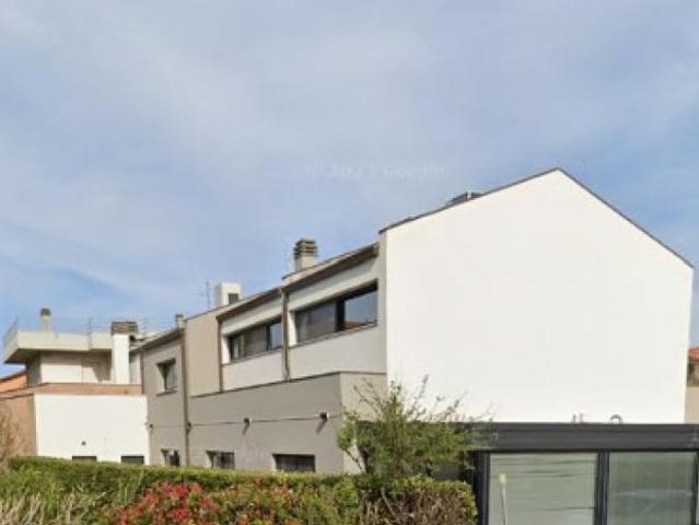 Palazzina commerciale in vendita a Fano