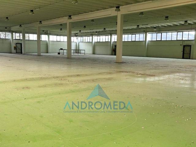 Palazzina commerciale in vendita a Giove