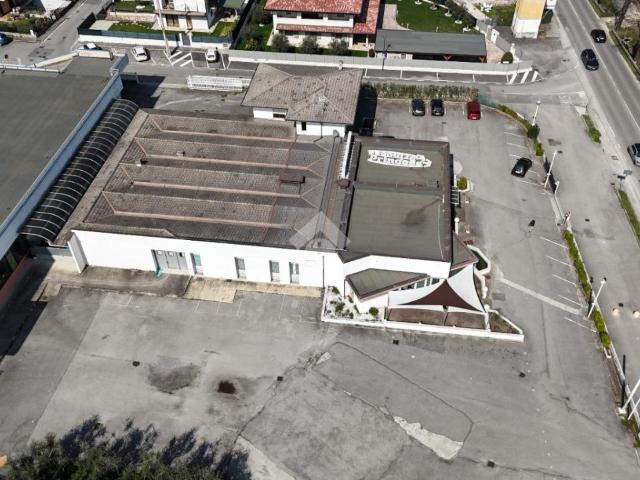 Palazzina commerciale in vendita a Puegnago del Garda