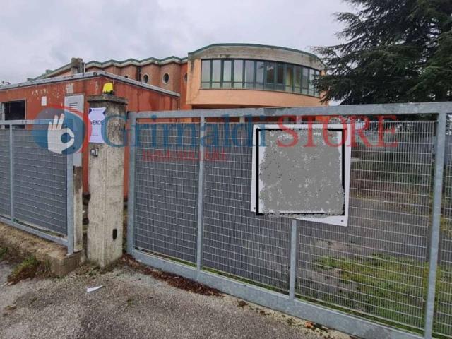 Palazzina commerciale in vendita a Ponte