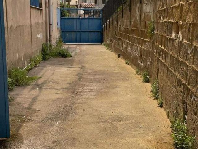 Palazzina commerciale in vendita a Pozzuoli