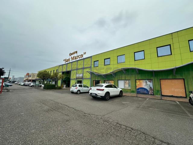 Palazzina commerciale in vendita a Pozzuolo Del Friuli