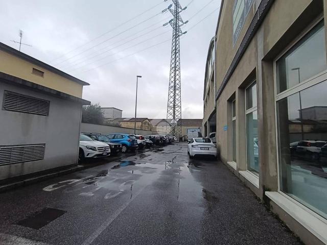Palazzina commerciale in vendita a Prato