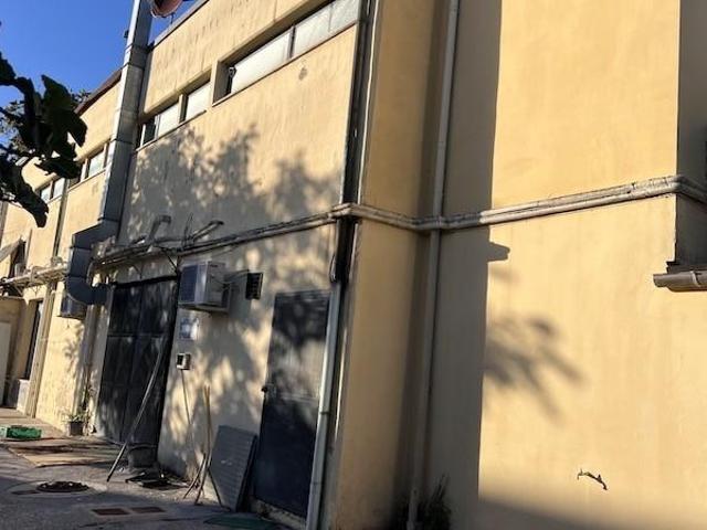 Palazzina commerciale in vendita a Quarrata