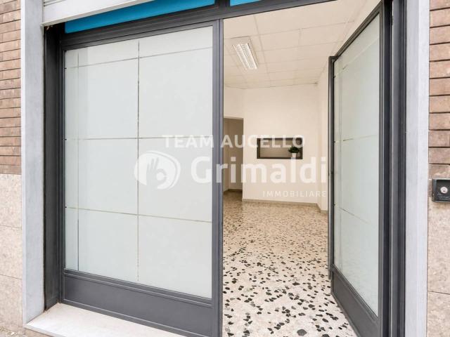 Palazzina commerciale in vendita a Salerno