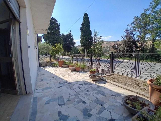 Palazzina commerciale in vendita a Scafa