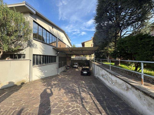 Palazzina commerciale in vendita a Seregno