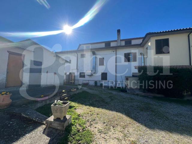 Palazzina commerciale in vendita a Torricella In Sabina