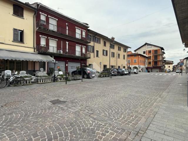 Palazzina commerciale in vendita a Urago D'Oglio