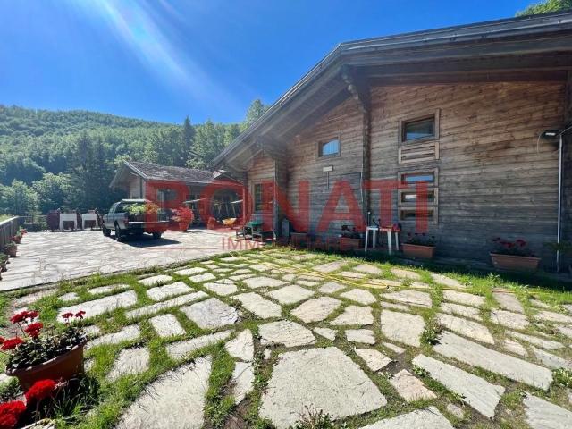 Palazzina commerciale in vendita a Ventasso