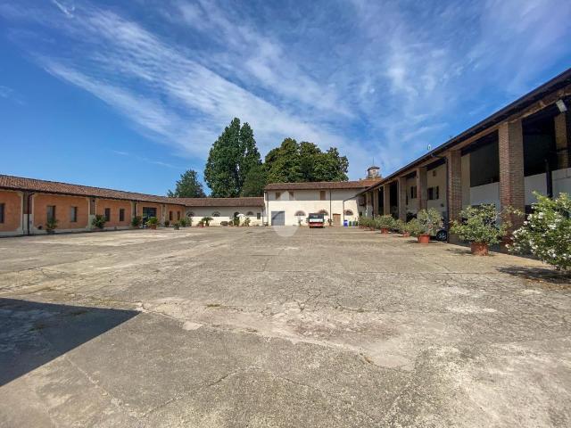 Palazzina commerciale in vendita a Verolanuova