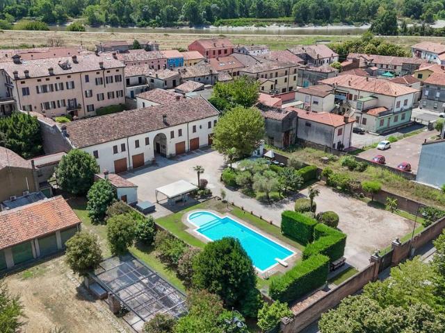 Palazzo di 3500 m² in vendita Piazza della Libertà 45, Castelmassa, Veneto