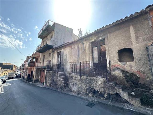 Palazzo di 350 mq a Centro Aci Castello