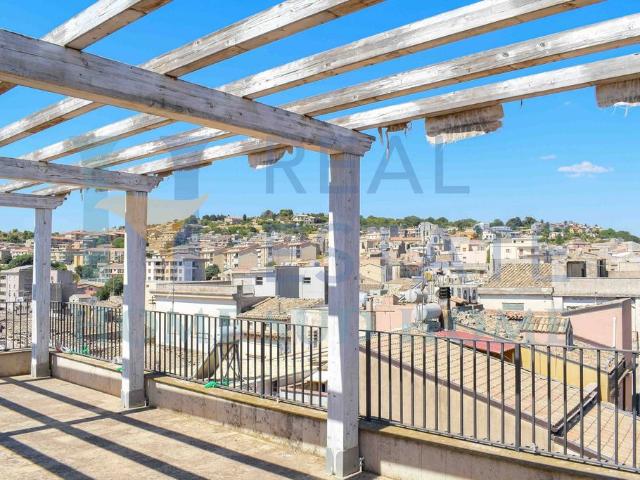 Palazzo di 850 m² in vendita Palazzolo Acreide, Italia